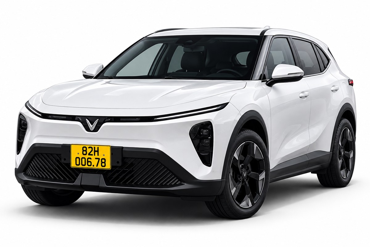 Xe ô tô VinFast đời mới màu trắng của TAXI MĂNG ĐEN, dùng cho dịch vụ thuê xe tham quan Măng Đen và xe sân bay Pleiku